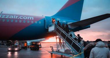 لماذا يراقب طاقم الطائرة الركاب عند الصعود؟