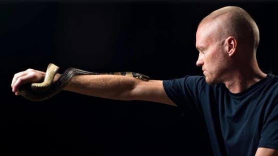 كيف نجا تيم فريد من 200 لدغة أفعى؟