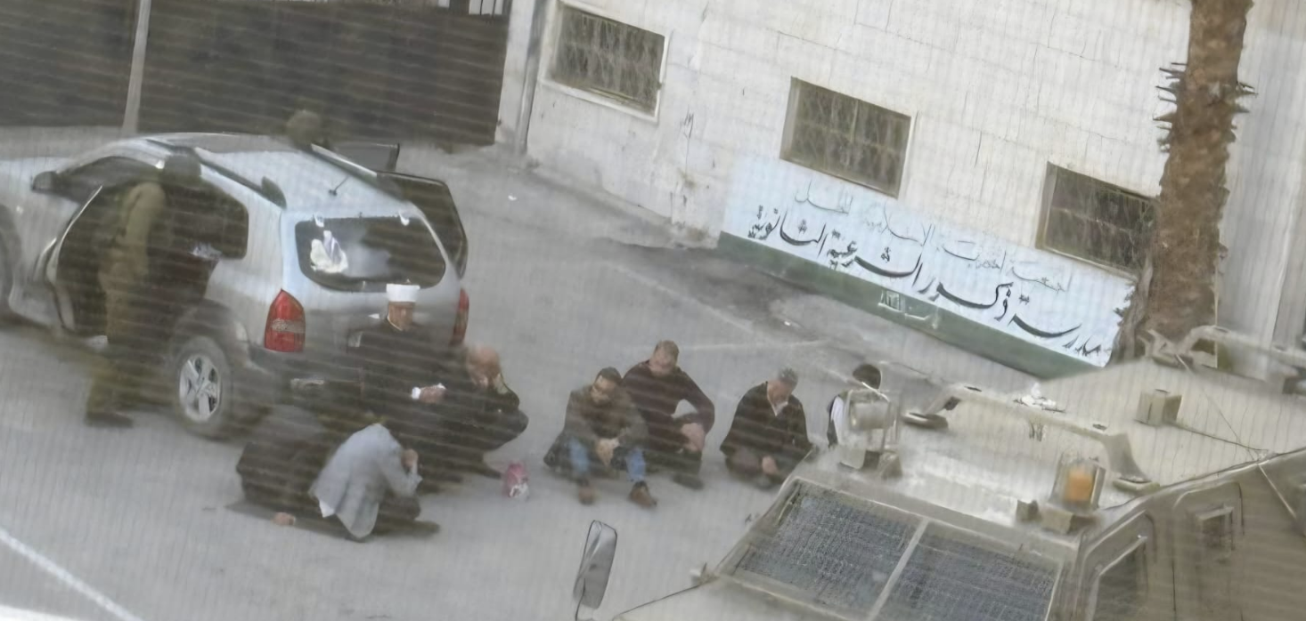 الخليل: قوات الاحتلال تعتقل وزير الأوقاف السابق وتحتجز مراسل "وفا"